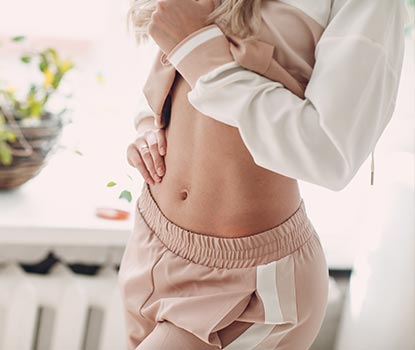 Jeune femme se touchant le ventre