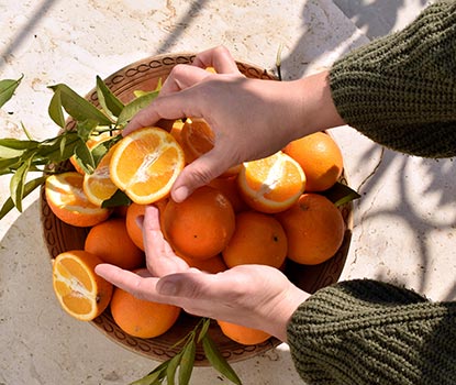 Jeune femme buvant un jus d'orange