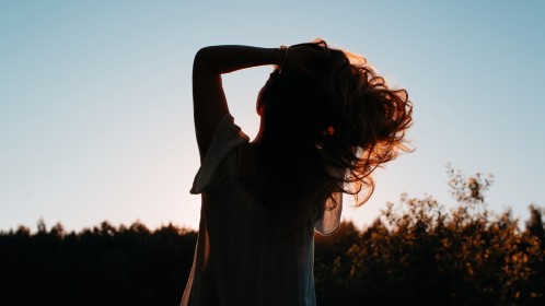 Acide hyaluronique et cheveux : quelle relation en attendre ?