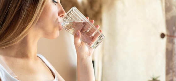 Pourquoi faut-il boire davantage pour éliminer la rétention d'eau ?