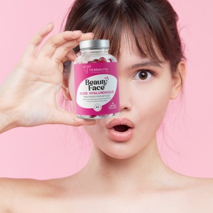 Femme avec gummies beauty face