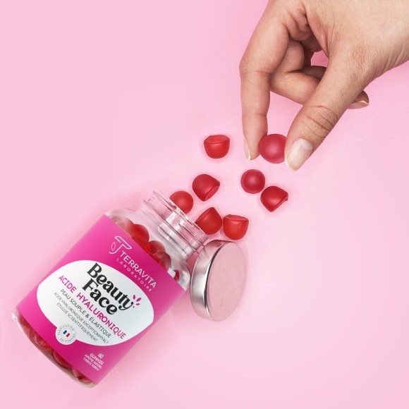 Femme avec gummies beauty face